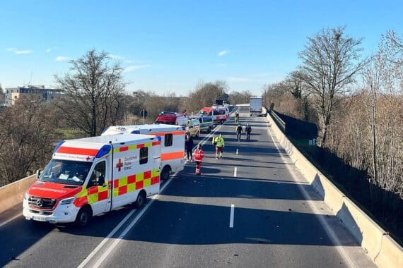 Rettungswagen und Hubschrauber am Unfallort, zahlreiche Einsatzkräfte sichern die Unfallstelle.