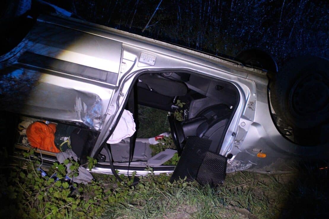 Schwerer Unfall bei Aldenhoven – Fahrer flüchtet trotz Verletzung