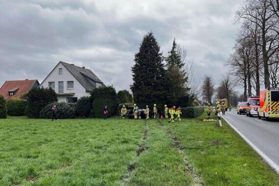Schwerverletzter Unfallfahrer, beschädigte Autos und Baum an der Unfallstelle in Delbrück.