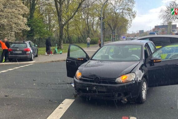 Schwerer Verkehrsunfall in Oberhausen mit zwei beschädigten Fahrzeugen und verletzten Personen.