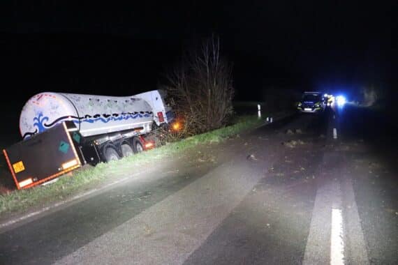 Lkw und VW Golf im Straßengraben; Feuerwehr bei Bergung. Schwerverletzte Fahrerin eingeklemmt.