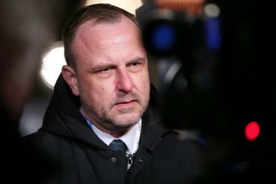 Peter R. Neumann warnt vor globalen Wirtschaftsfolgen durch mögliche Blockaden wichtiger Wasserwege.