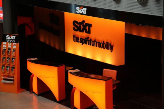 Sixt-Fahrzeuge stehen in einer Autovermietung, Preissteigerungen durch EU-Regulierung werden erwartet.