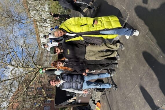 Eröffnungsfeier der Skatebahn mit vier Personen und Oberbürgermeisterin in Kaiserslautern.