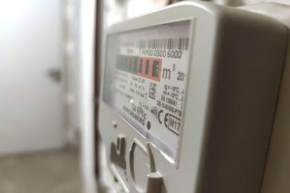 Gaszähler und Preisschilder für Sprit, symbolisieren die Diskussion über hohe Energiepreise in Deutschland.