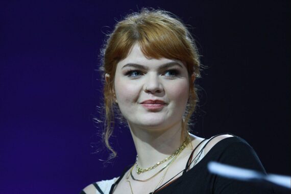 Sophie Passmann reflektiert über eigene Schönheitsoperationen und die gesellschaftlichen Auswirkungen.