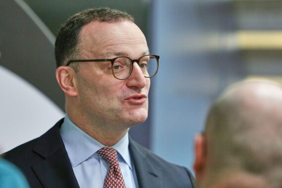 Jens Spahn fordert Konsequenzen nach Chatgruppe mit rechten EU-Parteien. Politische Diskussion im Fokus.