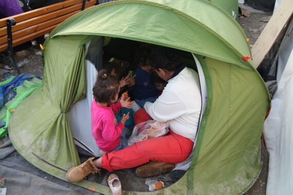 Menschen auf der Balkanroute, symbolisierend die drohende Flüchtlingskrise und aktuelle Migrationspolitik.