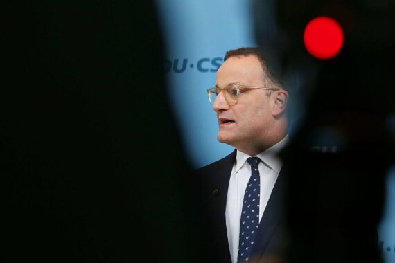 Jens Spahn erklärt Gesundheitsreformen der schwarz-roten Koalition in Berlin am 24.03.2026.