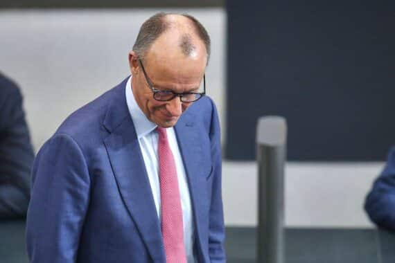 Friedrich Merz spricht über Altersvorsorge, während politische Kritiker seine Aussagen herausfordern.