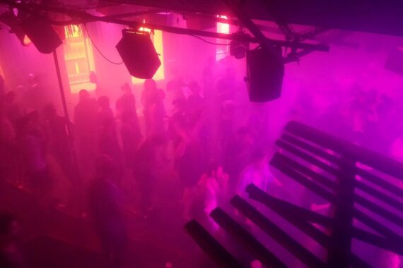 Tanzende Menschen in einem Club, symbolisch für das Tanzverbot an stillen Feiertagen.