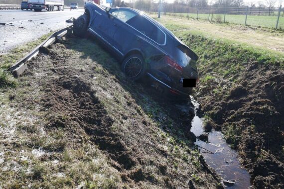 Unfallautos nach Starkregen und Hagel auf Autobahn, Polizei sichert Unfallstelle.