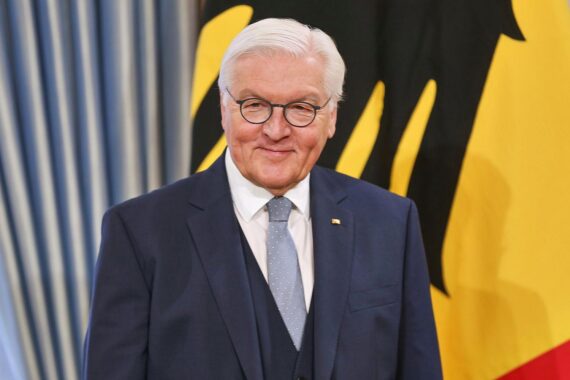Frank-Walter Steinmeier spricht über den Schutz der Demokratie und Brandmauern gegen Extremismus.