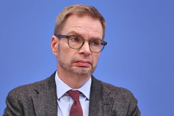 Reiner Holznagel diskutiert Steuerreform und Aktivrente; fordert Gleichbehandlung aller Erwerbstätigen.