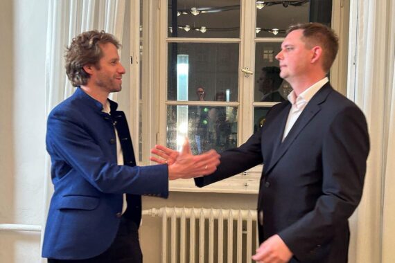 Zwei Männer im Fokus: Sebastian Martins Niedermaier und Jonas Glüsenkamp, Kandidaten um Bambergs Oberbürgermeisterschaft.