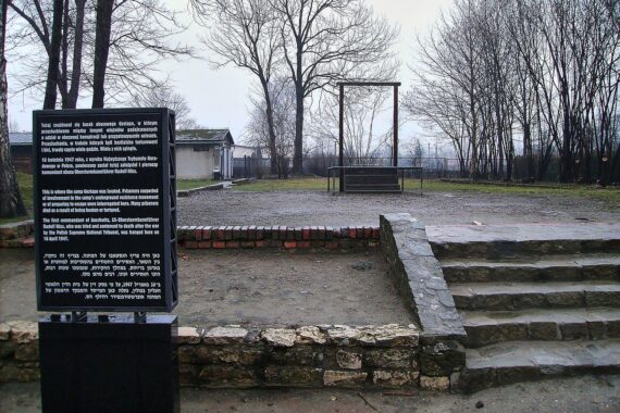 Bild von Auschwitz, Symbol für Holocaust-Gedenken und Bildungsförderung für Jugendliche.
