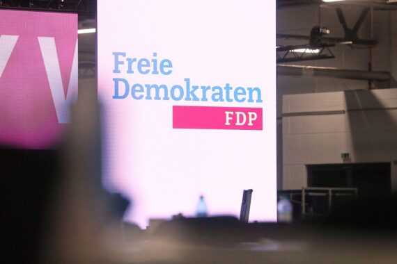 FDP-Logo mit Marie-Agnes Strack-Zimmermann, symbolisiert neue Führung und geschlossene Parteizukunft.