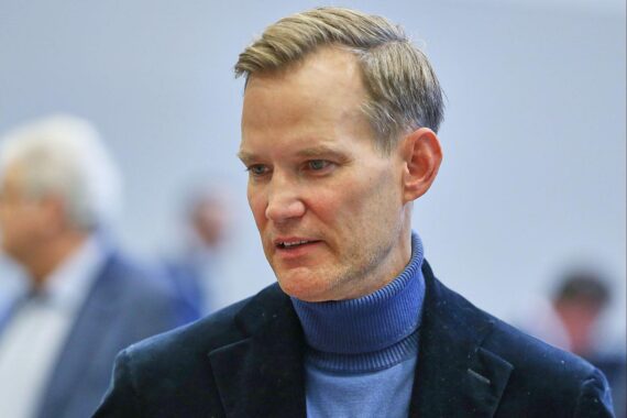 Hendrik Streeck kritisiert Cannabissamen-Verkauf in Discountern, betont Risiken für Jugendliche.