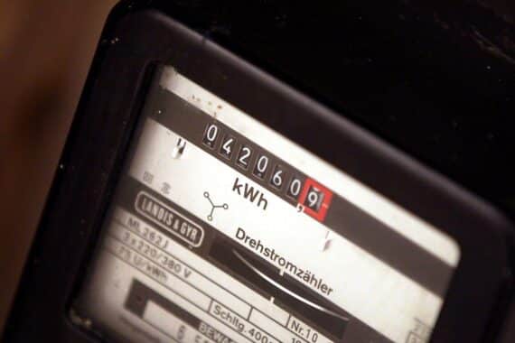 Stromzähler mit steigenden Preisen, symbolisiert Treue und Benachteiligung im deutschen Strommarkt.