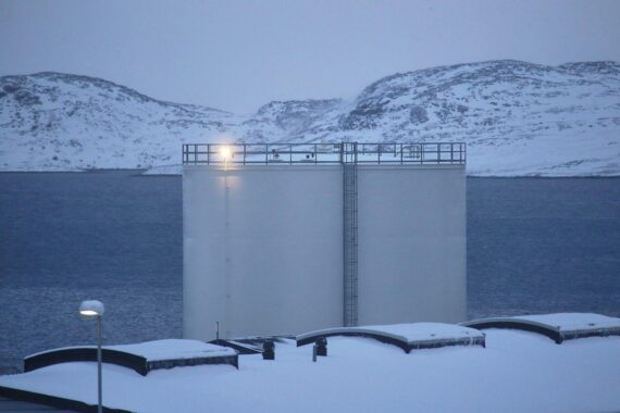 Industrieanlage mit Aufstieg der Ölpreise, die wirtschaftliche Auswirkungen auf Deutschland symbolisiert.