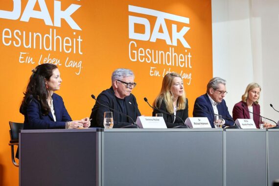 Studie zeigt KI-Chatbots als Risiko für Medienkonsum und Einsamkeit bei Jugendlichen in Deutschland.