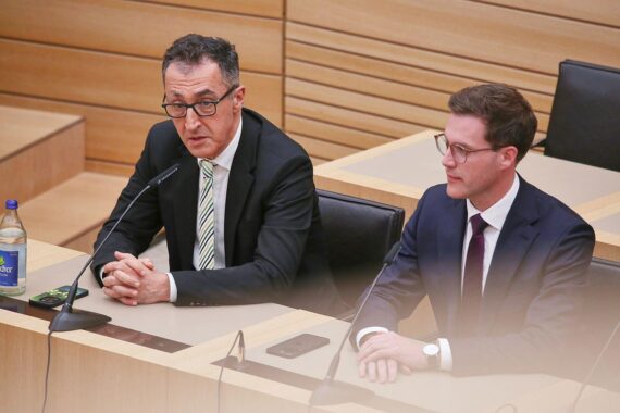 Cem Özdemir und Manuel Hagel diskutieren den möglichen Wechsel im Ministerpräsidentenamt in Stuttgart.