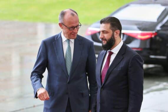 Friedrich Merz empfängt Ahmed al-Scharaa im Kanzleramt; bedeutende Gespräche zur syrischen Unterstützung.