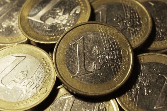 Euromünzen symbolisieren die wirtschaftliche Stabilität und Tarifbindung in Deutschland.