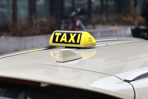 Taxifahrerin mit Schusswaffe bedroht, Täter flüchtet – Polizei sucht Zeugen nach Raubüberfall.