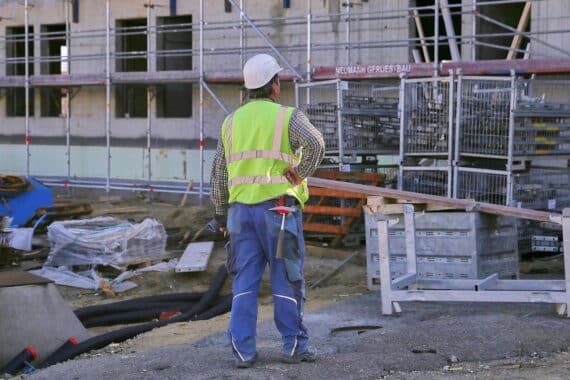 Bauarbeiter auf einer Baustelle mit Fokus auf Umsatzentwicklung im Thüringer Baugewerbe.