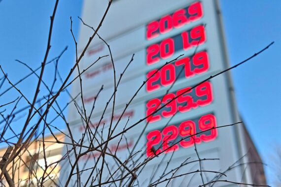 Tankstelle mit hohen Spritpreisen, symbolisiert steigende Energiepreise und politische Lösungen.