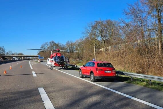 Rettungshubschrauber landet auf der A5 nach schwerem Verkehrsunfall mit mehreren Verletzten.