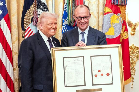 Friedrich Merz überreicht Donald Trump ein historisches Gastgeschenk im Weißen Haus.