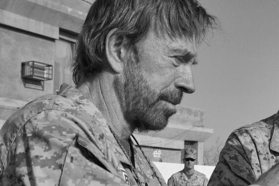 Portrait von Chuck Norris, symbolisiert Stärke, Kampfkunst und seine bedeutende Persönlichkeit in der Familie.