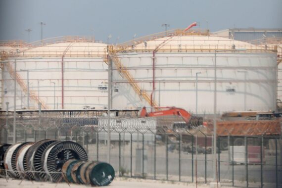 Öltanks in Katar symbolisieren die zentrale Rolle von Energie für die Weltwirtschaft und geopolitische Stabilität.