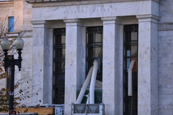 Baustelle vor der Federal Reserve, Symbol für wirtschaftliche Unsicherheit und Zinspolitik.