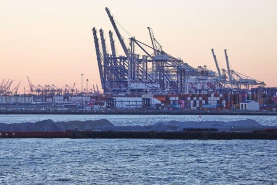 Industrieanlagen mit Symbolik für Handelskonflikte und zollpolitischen Druck zwischen Europa und USA.