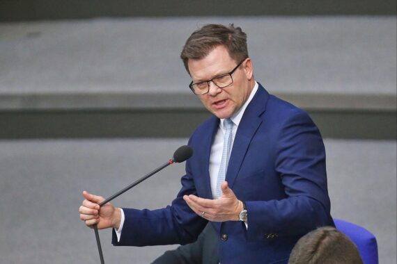 Carsten Schneider spricht über erneuerbare Energien und Deutschlands Unabhängigkeit von fossilen Brennstoffen.