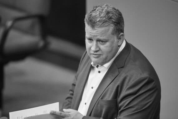 Ein Porträt von Carsten Träger, dem verstorbenen SPD-Politiker mit ernstem Ausdruck.