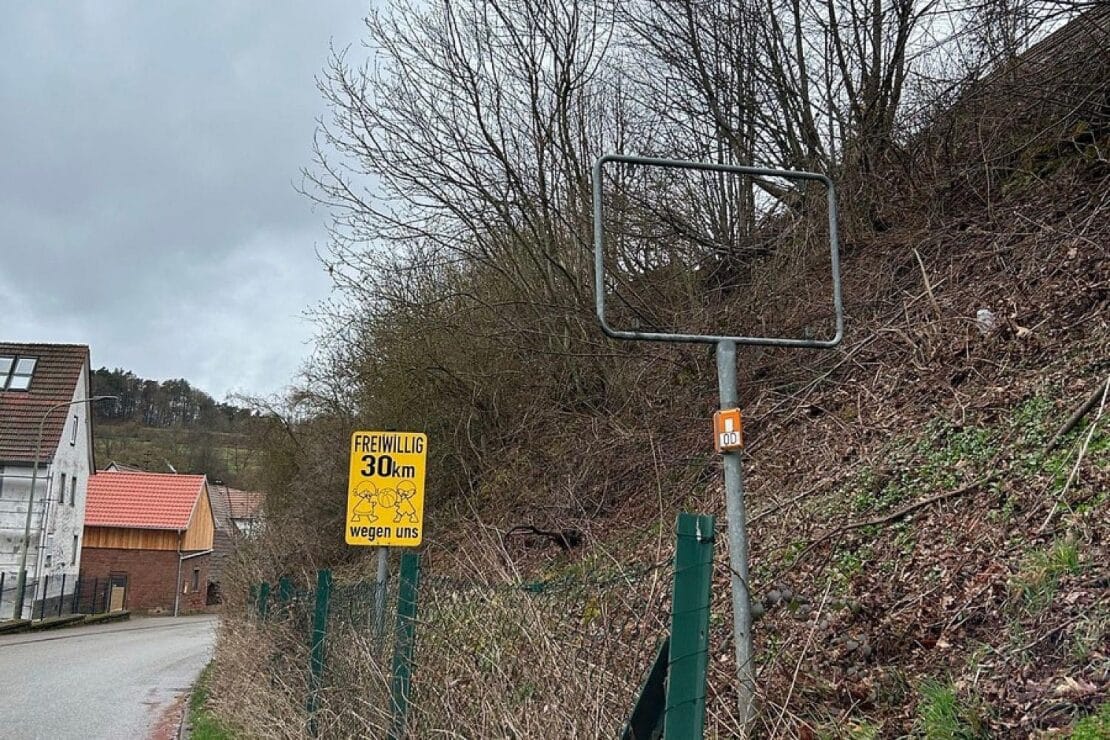 Unbekannte stehlen Ortsschild in Rumbach