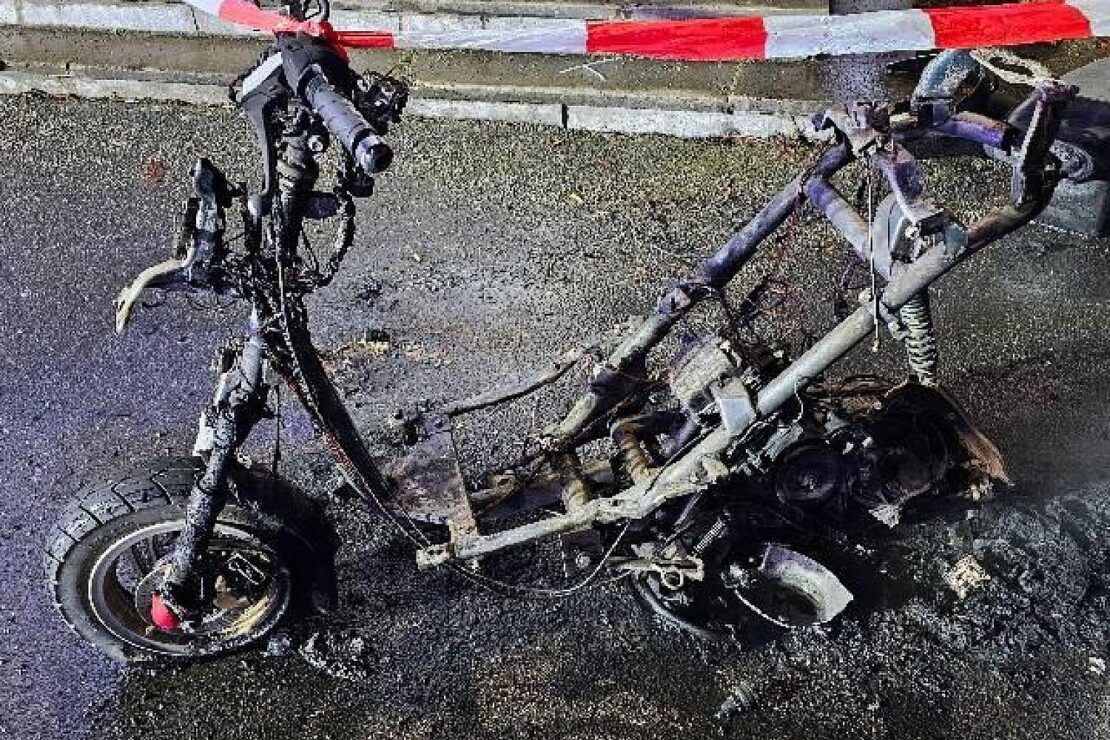 Unbekannte zünden Motorroller auf Wolfsburger Schulhof an