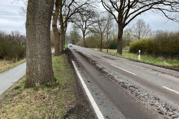 Unfallschaden an der Straße, Polizei sucht Zeugen, Fahrzeug flüchtig. Erdboden aufgewühlt.