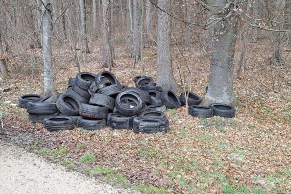 Illegal entsorgte Altreifen an Parkplätzen entlang der Bundesstraße 28 bei Laichingen.