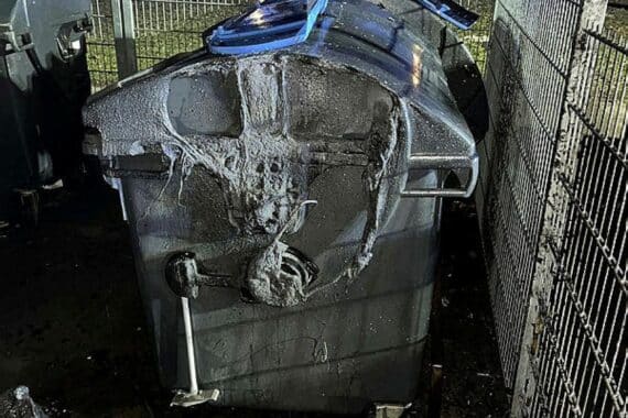 Brennende Müllcontainer in der Nacht, Ermittlungen wegen Brandstiftung durch Polizei.
