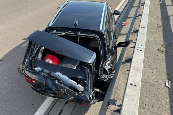 Autounfall auf Autobahn A6, beschädigter VW, Polizei, verletzte Fahrerin, gesperrte Spur.