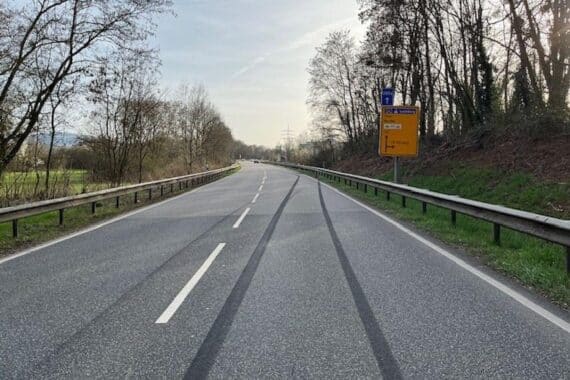 Reifenspuren an der Unfallstelle zeigen die Richtung des entkommenen Fahrzeugs nach dem Unfall.