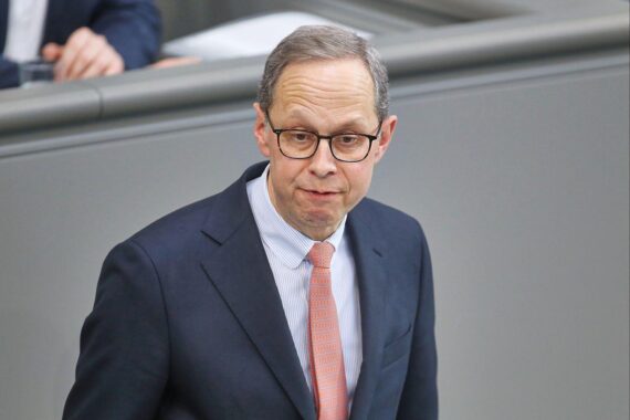 Hendrik Hoppenstedt präsentiert Vorschläge gegen Vetternwirtschaft im Bundestag. Gesetzesreform im Fokus.