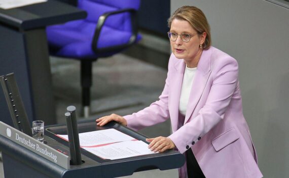 Stefanie Hubig diskutiert digitale Gewalt; Forderungen nach stärkeren Gesetzen und besserem Opferschutz.