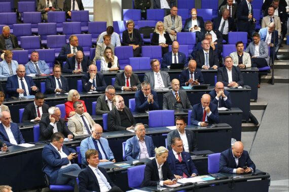 Konfliktreiche Bundestagssitzung mit AfD-Abgeordneten, provokanten Zwischenrufen und strengen Ordnungsmaßnahmen.