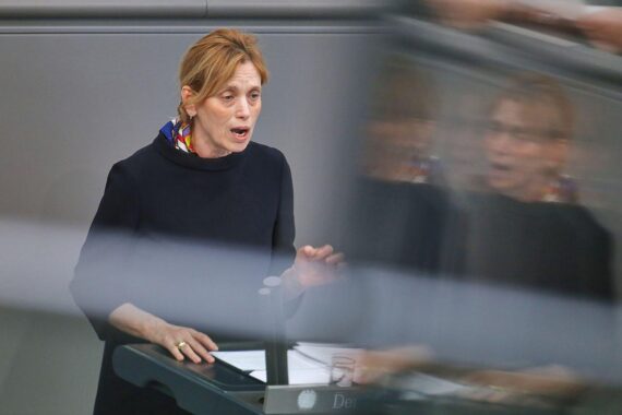Karin Prien diskutiert geplante Änderungen am Bundesprogramm "Demokratie leben" zur Effizienzsteigerung.